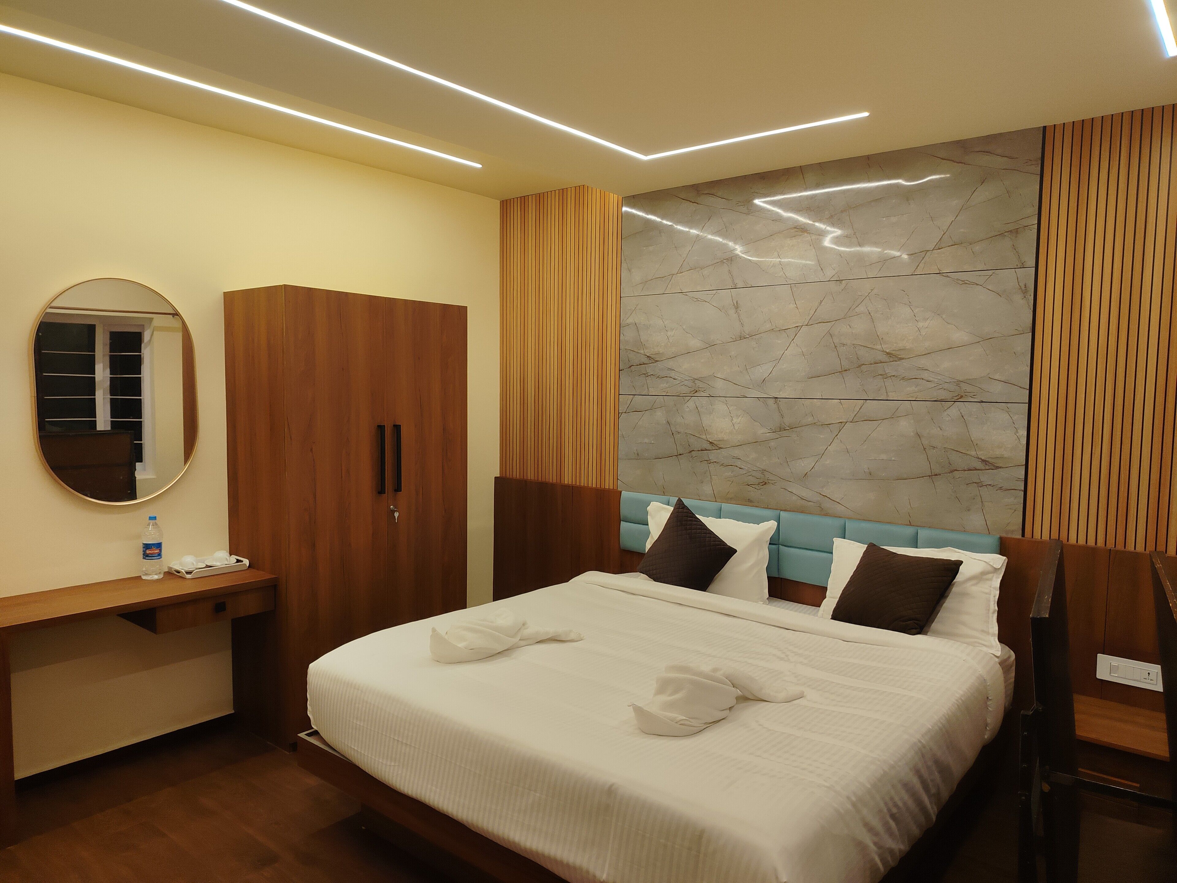 Deluxe Villa | In-room safe, desk, blackout drapes, rollaway beds