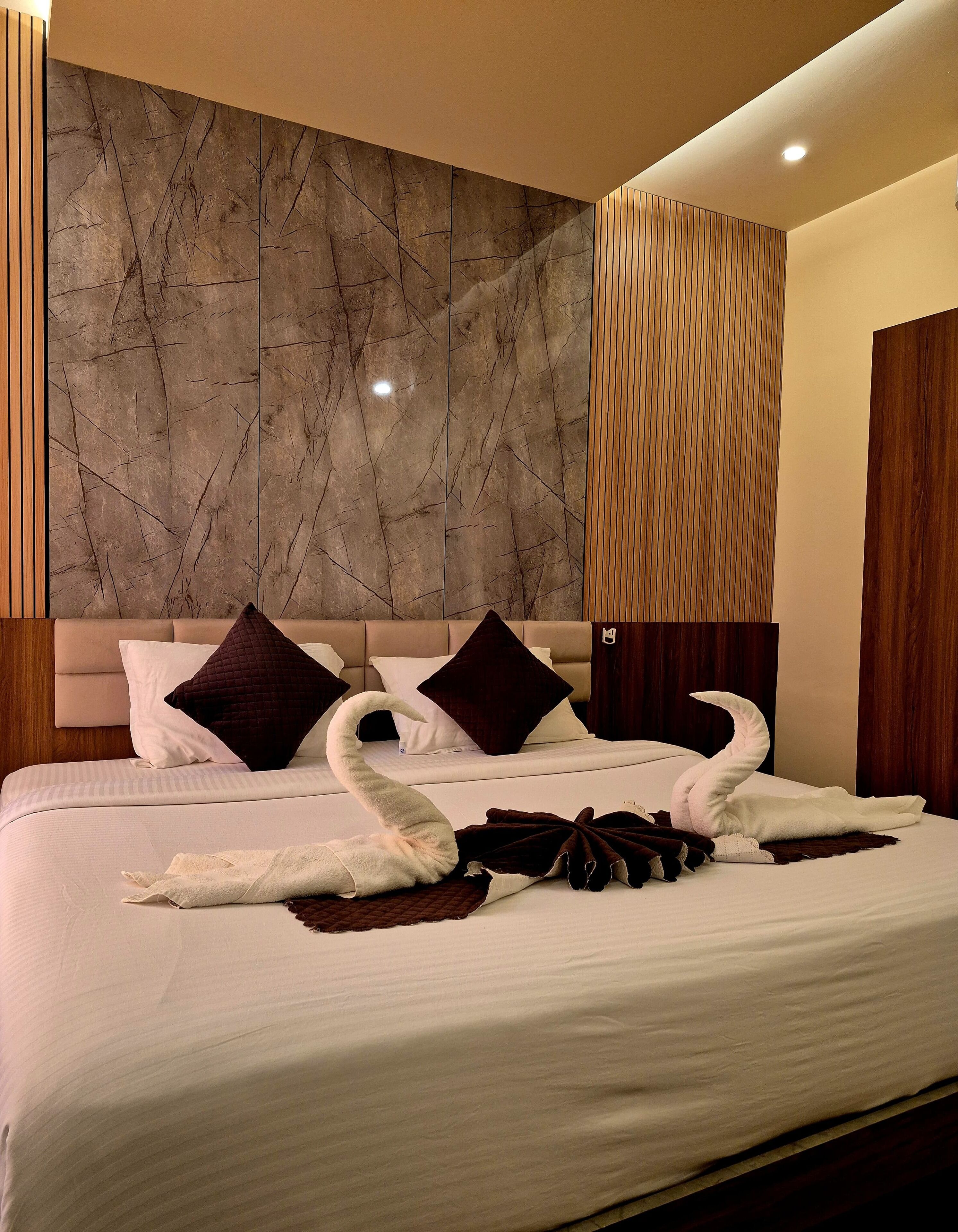 Comfort Room | In-room safe, desk, blackout curtains, rollaway beds