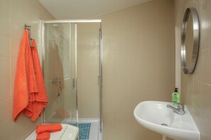 Een douche, een regendouche, gratis toiletartikelen, een haardroger