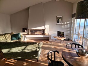 Phòng Suite dành cho gia đình, 2 phòng ngủ, hiên, quang cảnh biển (Branca) | Khu phòng khách | TV màn hình phẳng