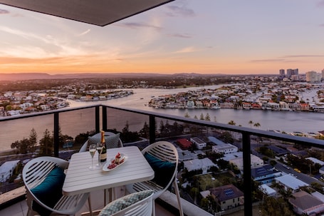 Vista para a água. Ruby Gold Coast by CLLIX