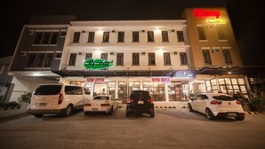 A hotel with multiple entrances, including a restaurant and a spa. - Rizmy Hotel (Cabuyao)