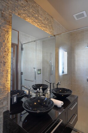 4 Bedroom Chalet Deluxe | Bathroom sink - Annupuri Village (Niseko)