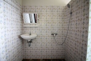 Standaard kamer | Badkamer | Een douche, gratis toiletartikelen