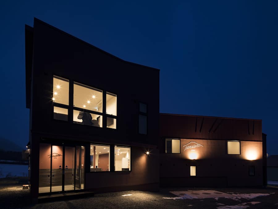 Majoituspaikan julkisivu illalla/yöllä