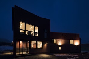 Bagian depan properti - sore/malam