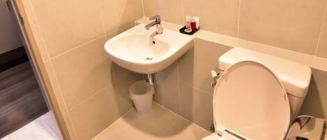 Un baño con inodoro, lavabo y espejo.