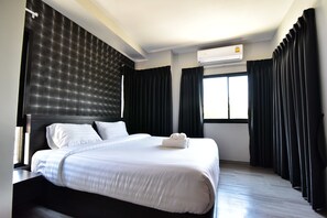 Deluxe Corner Room | Desk, blackout drapes, rollaway beds, free WiFi - At S115 Residence (Samut Prakan)
