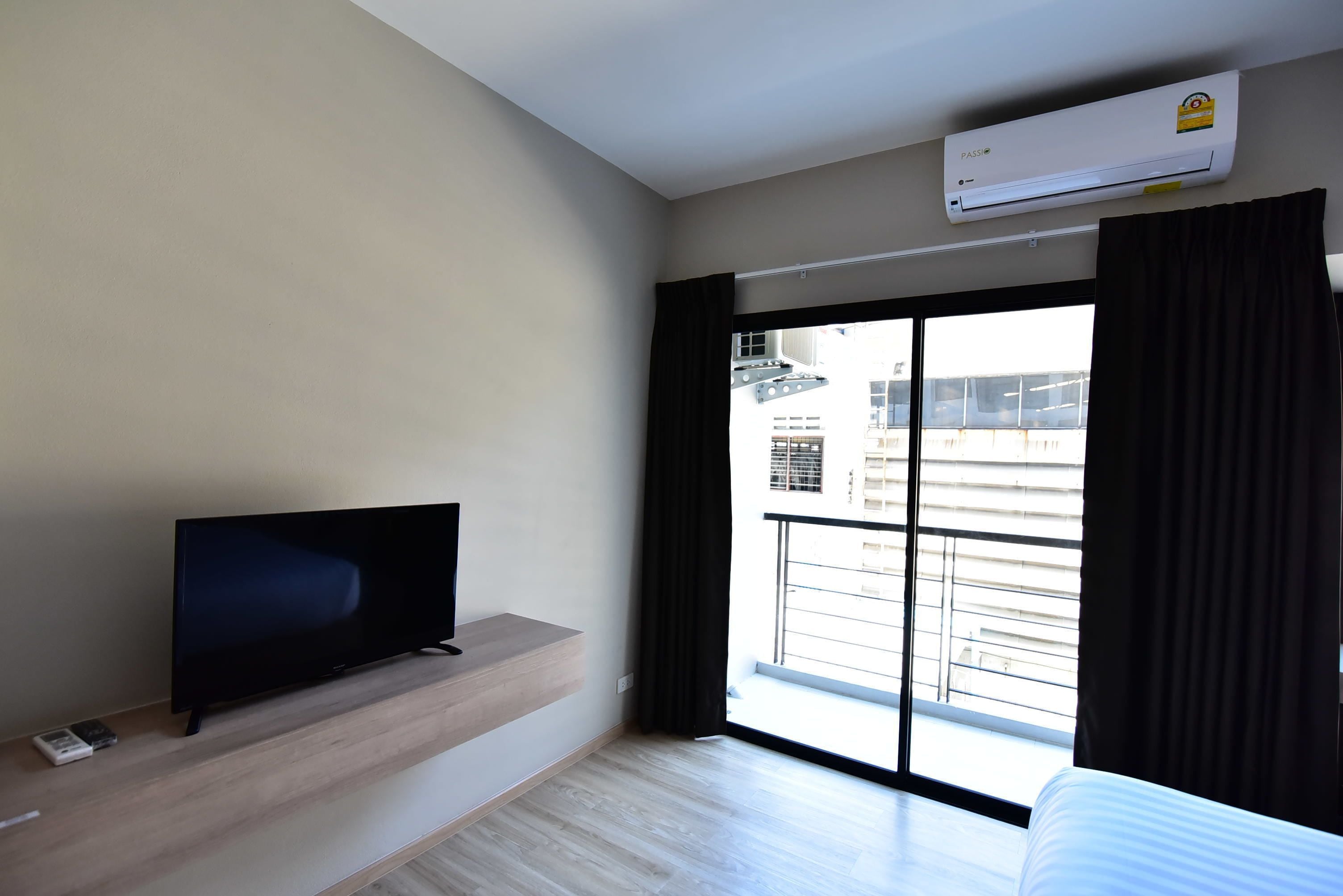 desk, blackout curtains, rollaway beds, free wifi