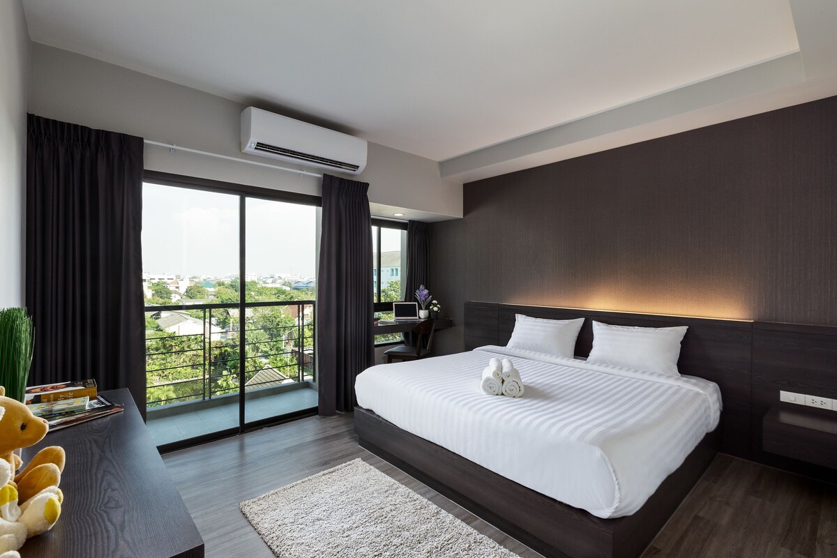 Escritorio, cortinas blackout, wifi gratis y ropa de cama 