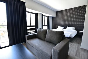 32-inch flat-screen TV with cable channels, TV