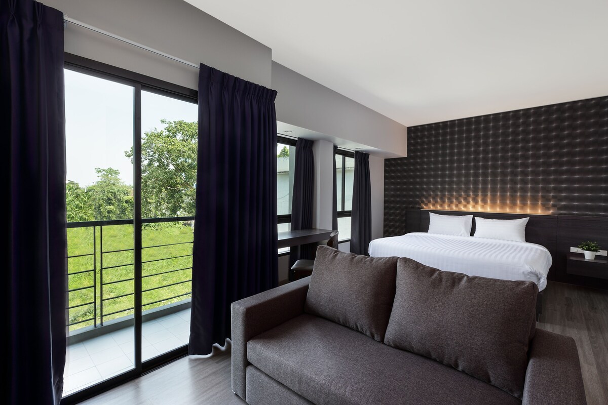 Escritorio, cortinas blackout, wifi gratis y ropa de cama 