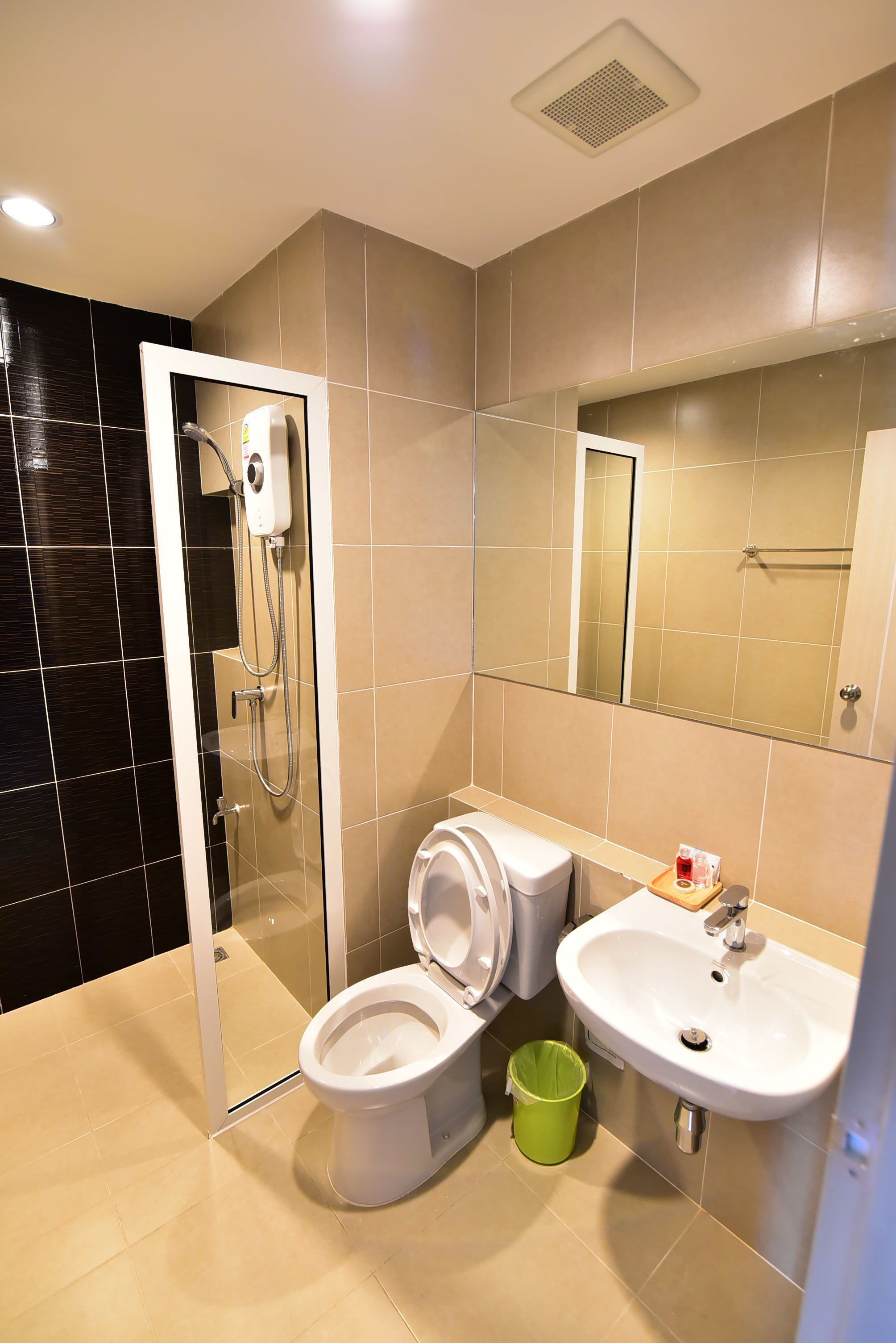 deluxe corner room | bathroom | shower, free toiletries, hair dryer, towels