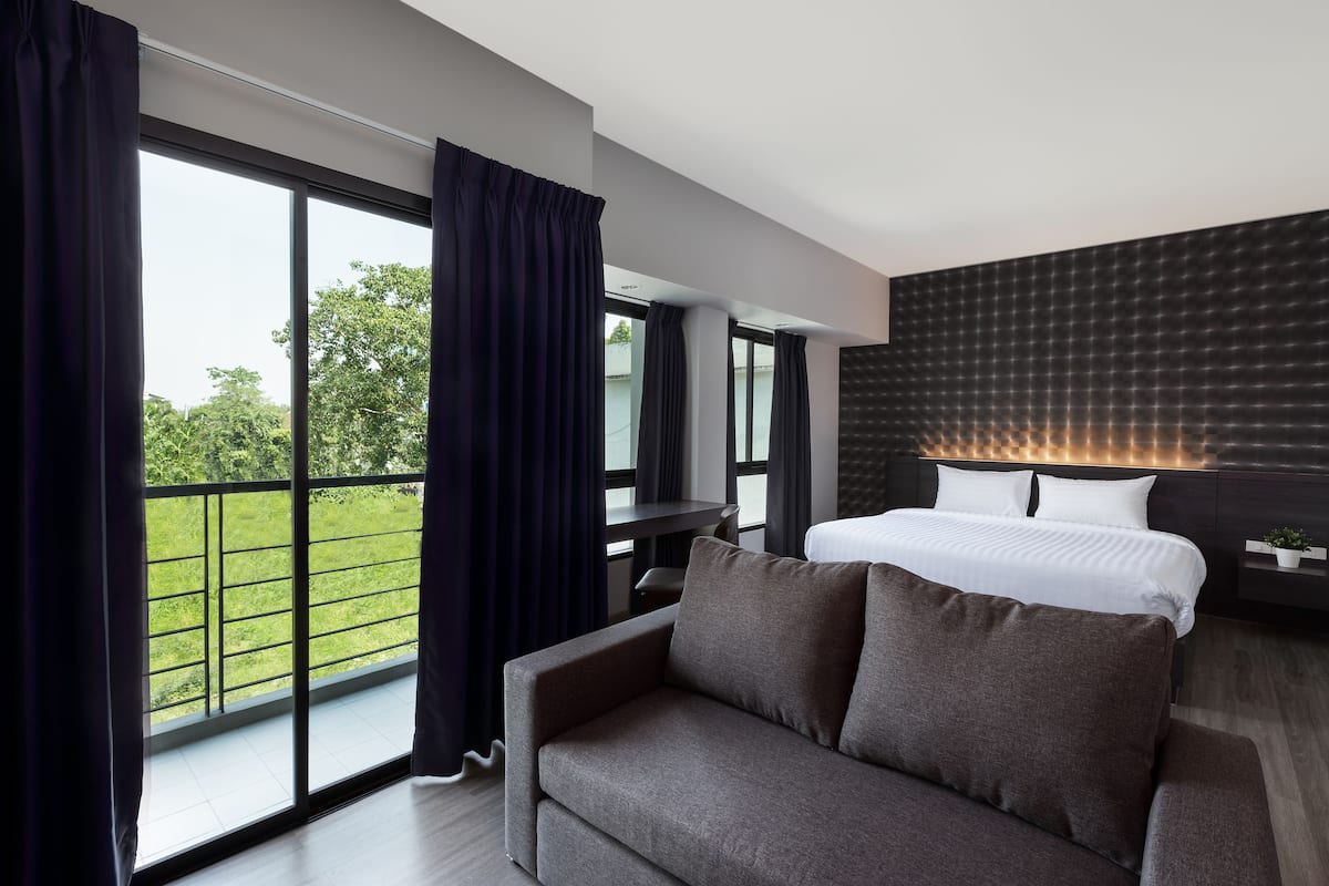 family room | desk, blackout curtains, rollaway beds, free wifi