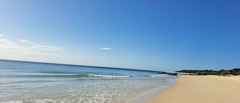 Perto da praia, areia branca, passeios de caiaque, prática de pesca 