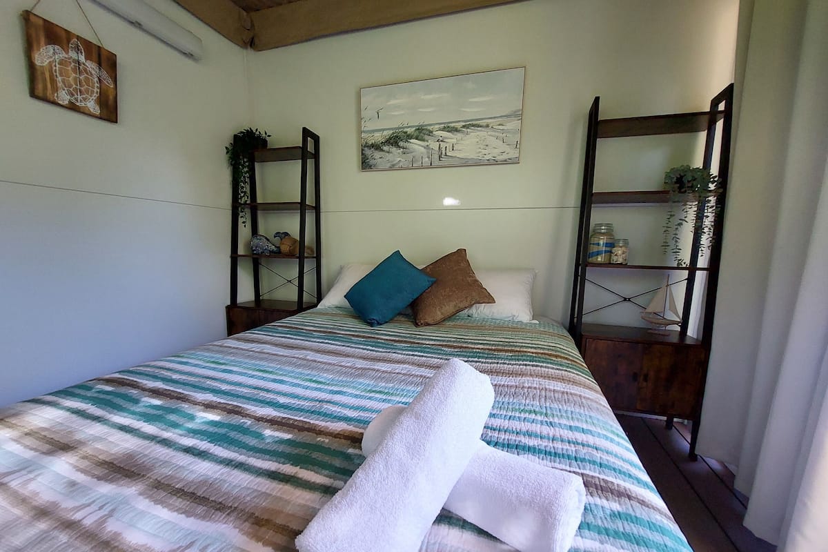 Tenda, 1 letto queen, bagno privato, vista giardino | Lenzuola