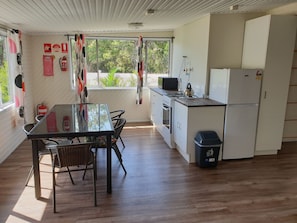Appartement Standard, plusieurs lits, cuisine, vue jardin | Cuisine privée | Réfrigérateur dans l'espace commun, micro-ondes dans l'espace commun