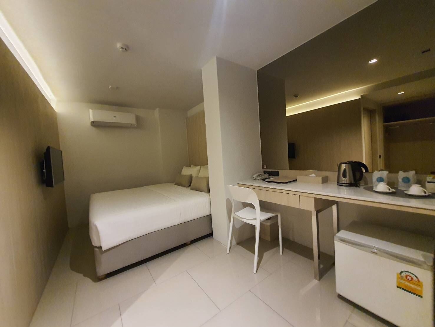 Studio No View Twin or Single | Premium bedding, minibar, in-room safe, desk