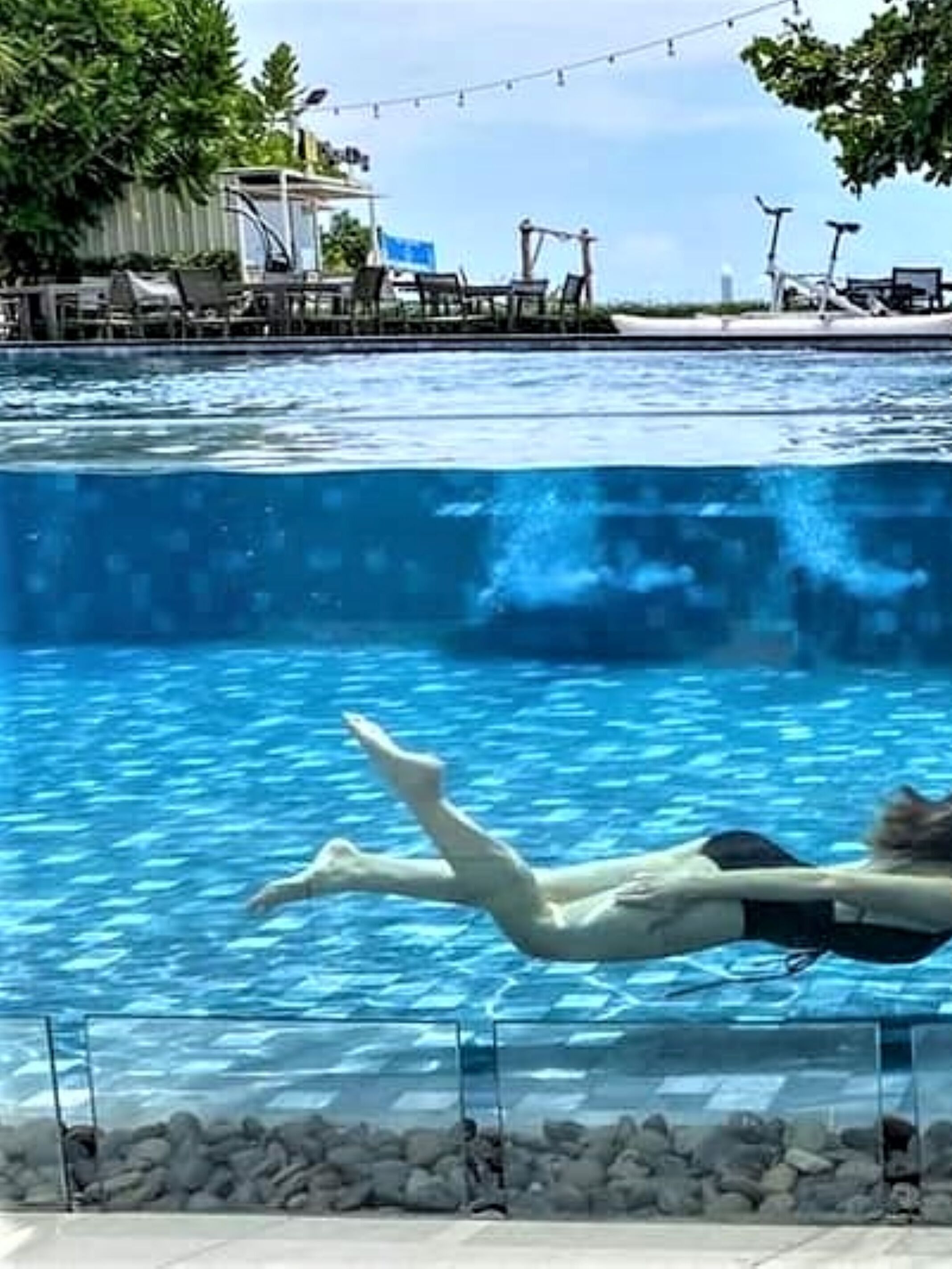 Une piscine dans laquelle une personne nage.