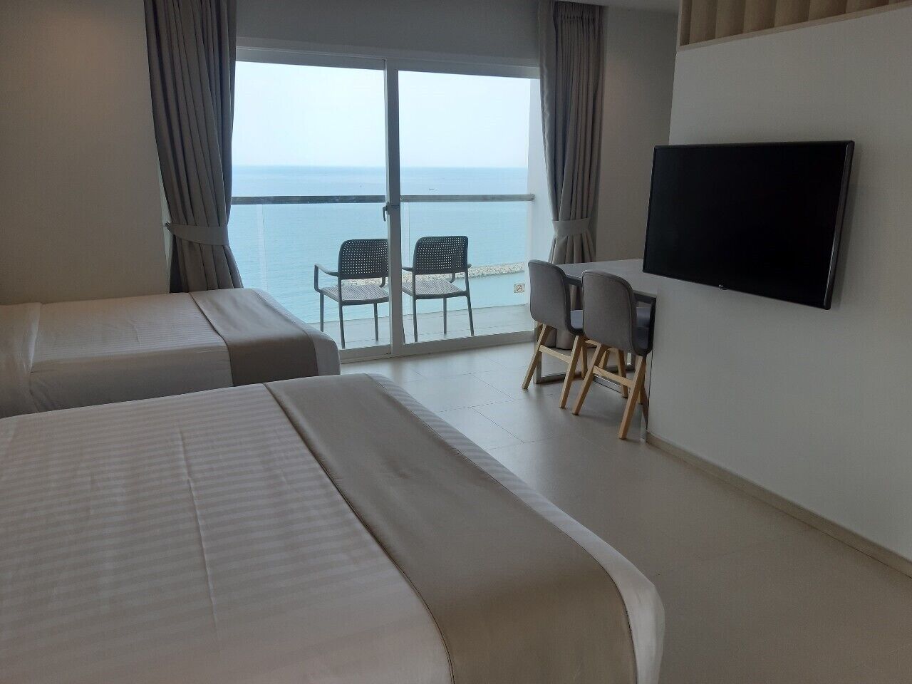 Deluxe Corner Suite with Twin Bed | Premium bedding, minibar, in-room safe, desk