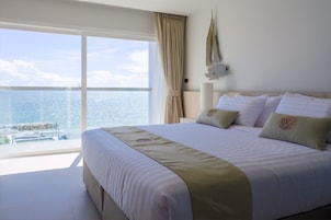 Deluxe Double Room with Sea View | Ropa de cama de alta calidad, minibar, caja fuerte y escritorio