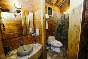Een douche, een regendouche, gratis toiletartikelen, een haardroger