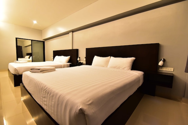 Family Room | Blackout curtains, free WiFi