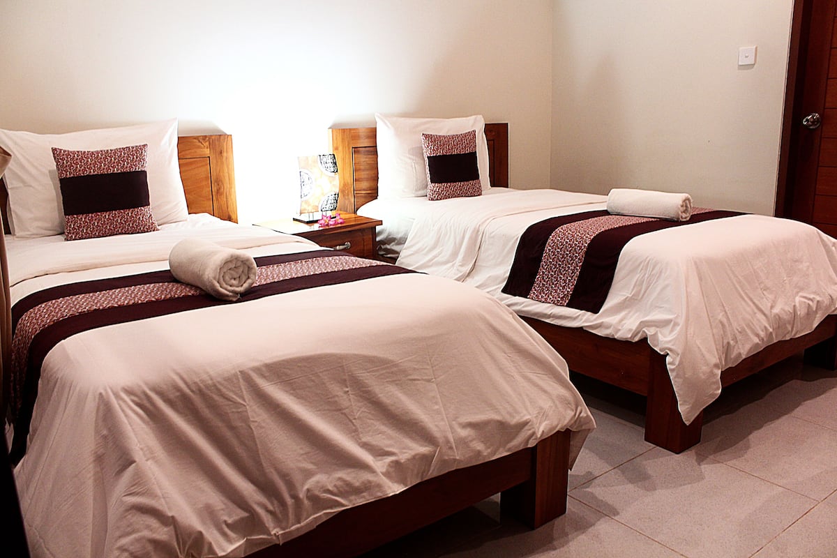 Minibar, escritorio, cortinas blackout y wifi gratis