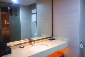 Dusj, regndusjhode, toalettartikler (inkludert) og hårføner