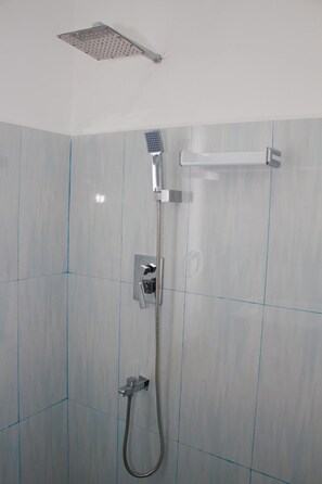 Shower, free toiletries