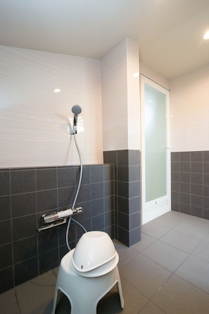 Superior Triple Room with Private Open-air Bath | Bathroom shower. Etavia Yufuin ekimae