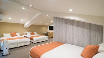 Tripla Superior (with Private Open-air Bath) | Una scrivania, Wi-Fi gratuito