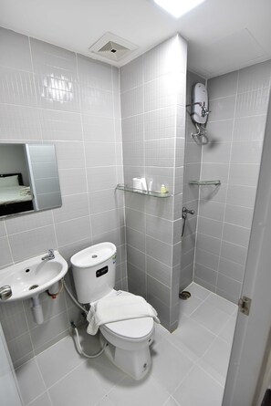 A modern bathroom with a toilet, sink, and shower. - WJ Residence at Suvarnabhumi (Bang Phli)