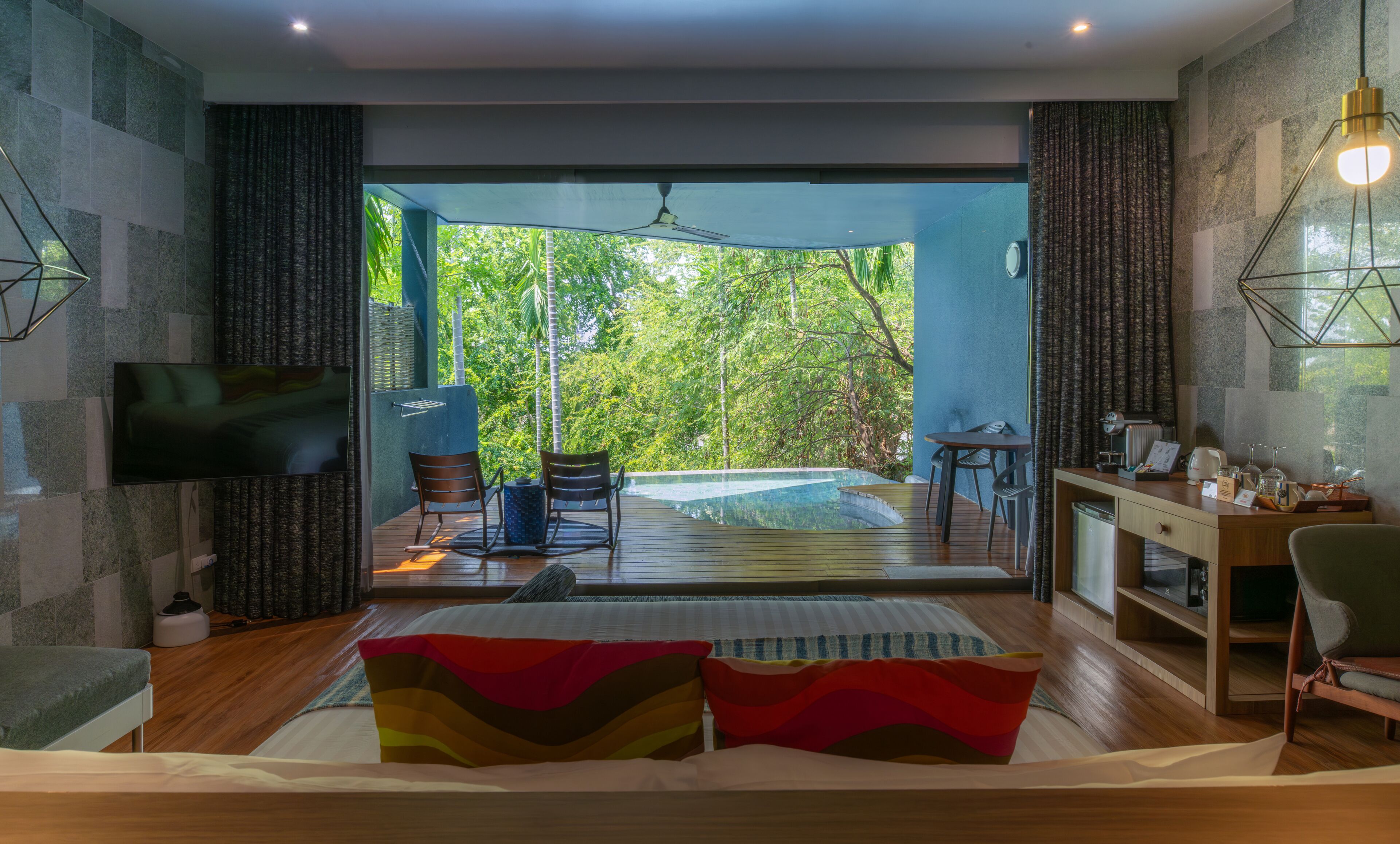 Sky Pool Villa (Non - Smoking) | Bar mini, peti besi dalam bilik, meja, langsir/tirai gelap terus 