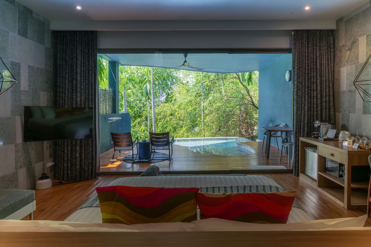 Sky Pool Villa (Non - Smoking) | Minibar, in-room safe, desk, blackout drapes