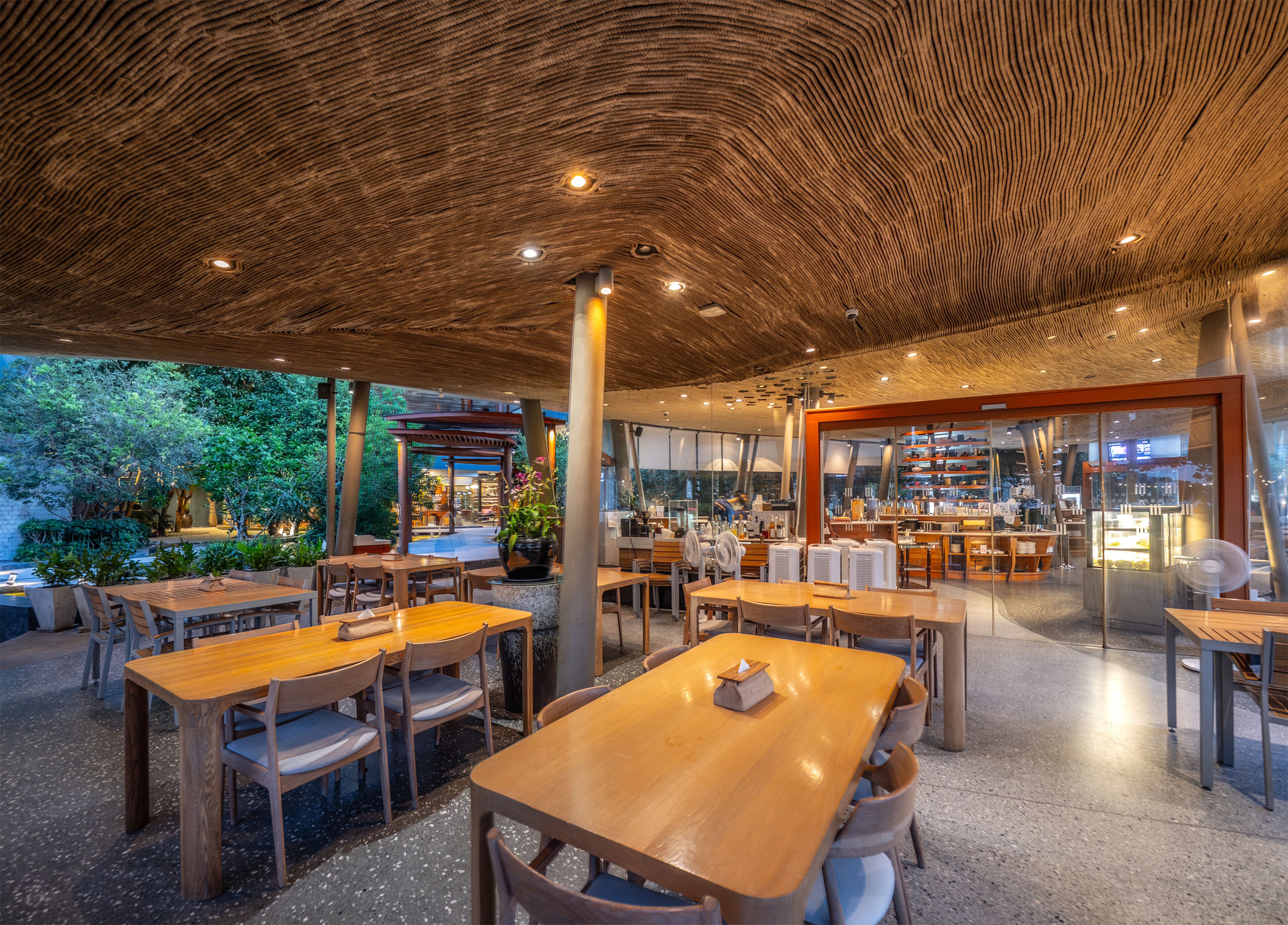 2 restaurants; breakfast, lunch, and dinner served