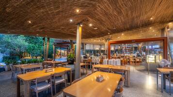2 restaurants; breakfast, lunch, and dinner served