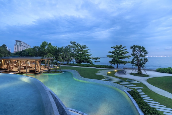 Utendørsbasseng og solsenger