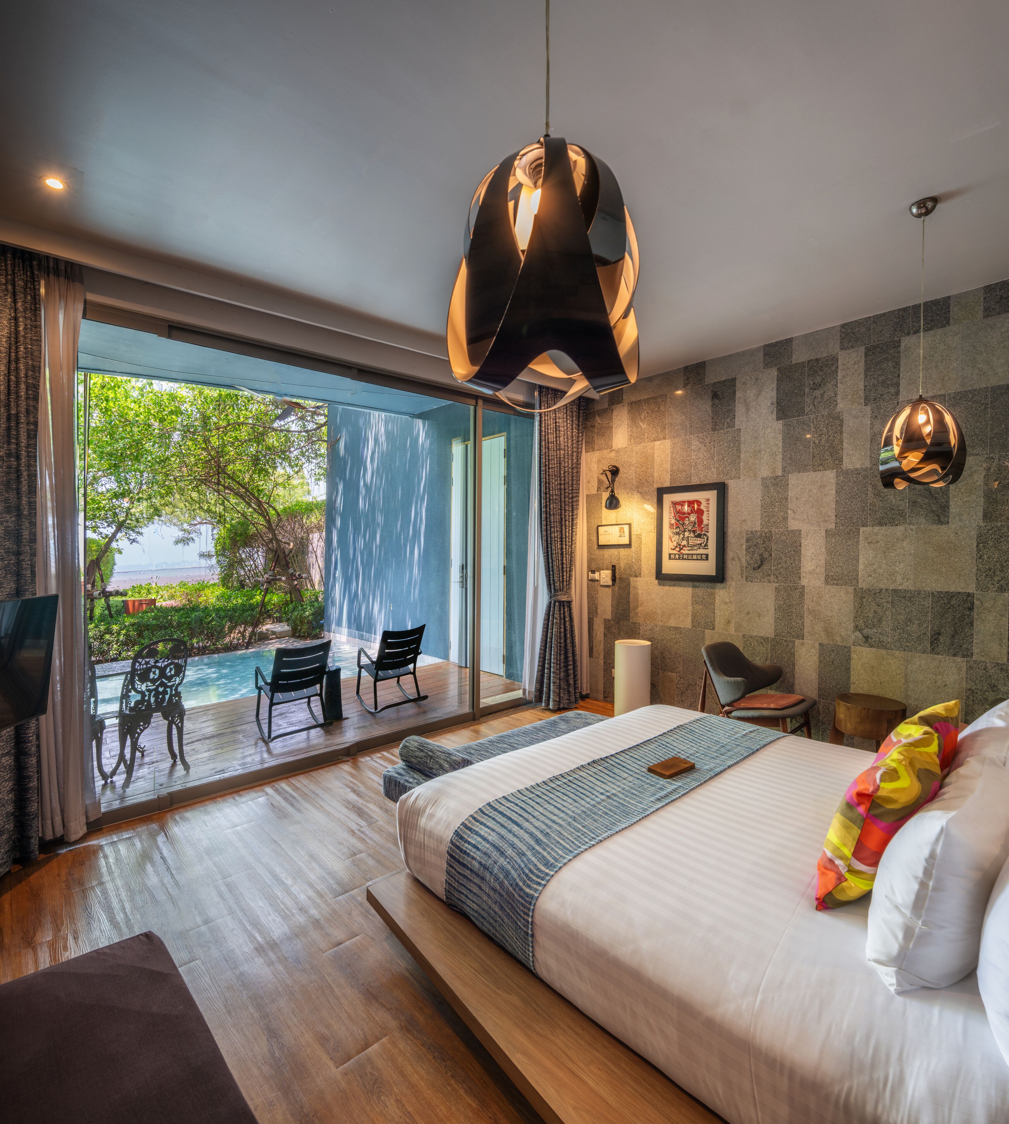 Beach Front Pool Villa (Non - Smoking) | Bar mini, peti besi dalam bilik, meja, langsir/tirai gelap terus 