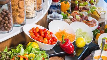 Se ofrece un desayuno bufé (589 THB por persona)