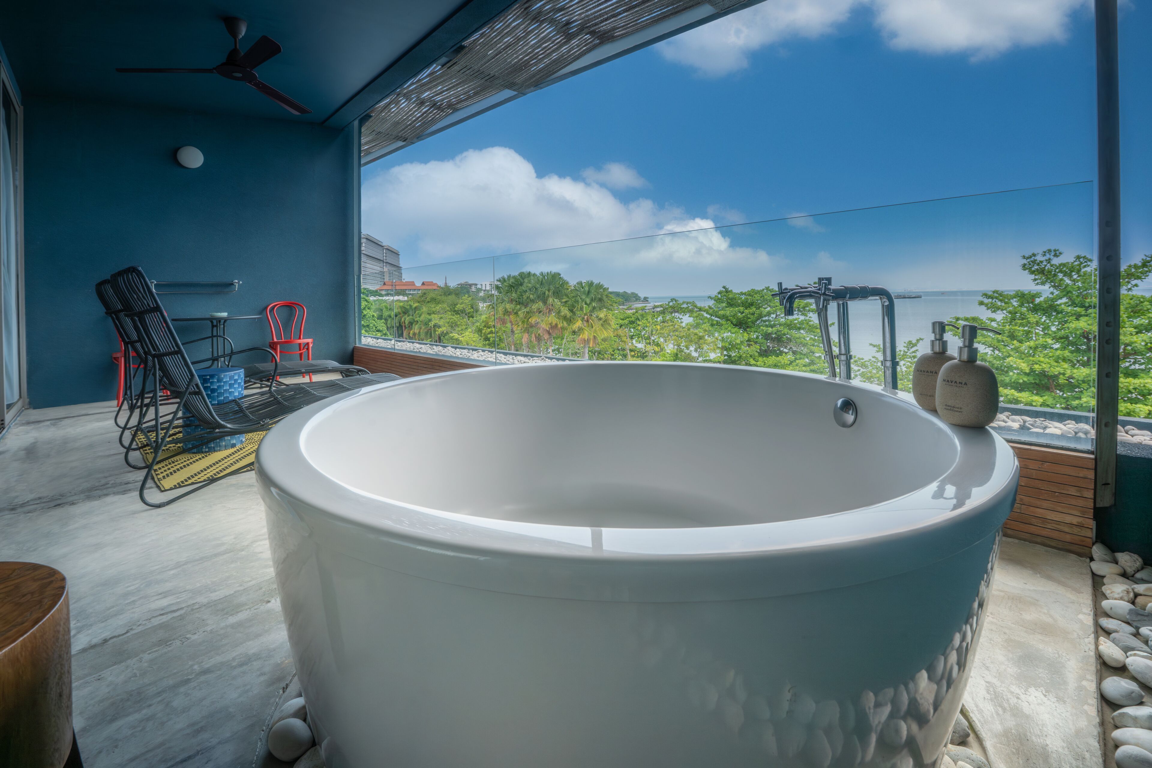 Super Deluxe Sea View (Non-Smoking) | Minibar, brankas, meja kerja, dan tirai kedap cahaya