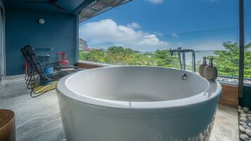 Super Deluxe Sea View (Non-Smoking) | Minibar, brankas, meja kerja, dan tirai kedap cahaya