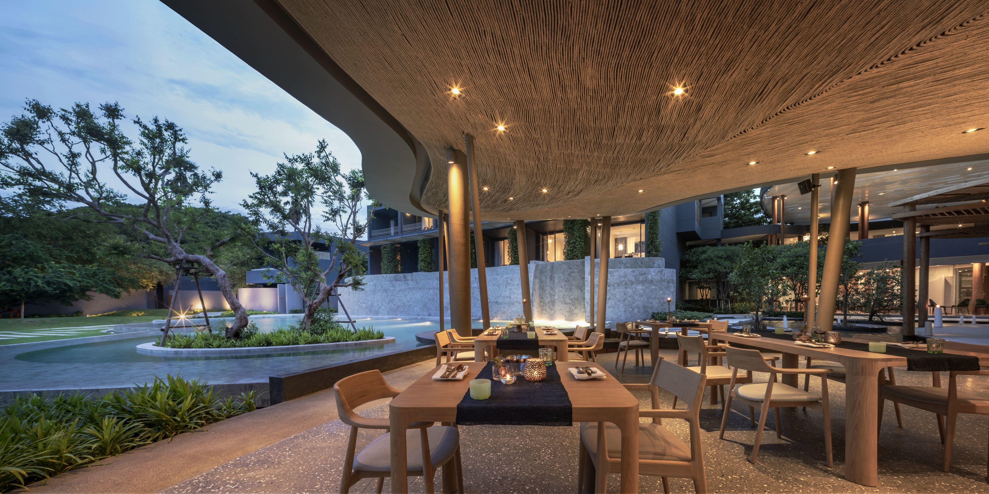 2 restaurants, breakfast, lunch, dinner served; international cuisine 