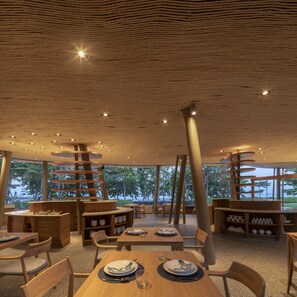 2 restaurants, spécialités Cuisine internationale