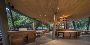 2 restoran, sarapan, makan tengah hari dihidangkan; masakan antarabangsa