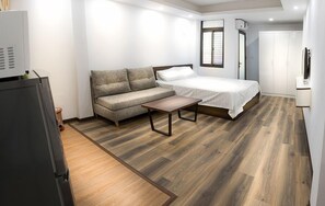 Estudio | Ropa de cama de alta calidad, caja fuerte, escritorio
