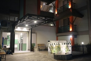 Exterior - L42 Hostel (Bangkok)