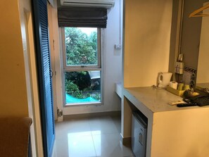 Flat-screen TV - L42 Hostel (Bangkok)