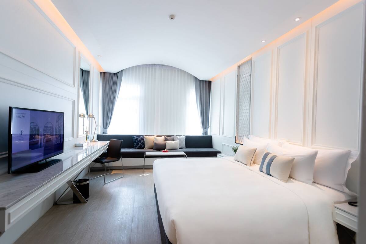 Deluxe Double Room | Peralatan tempat tidur premium, bar mini, peti besi dalam bilik, meja 