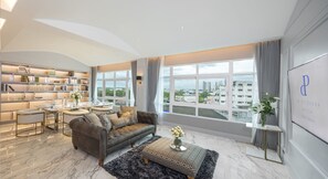 Prestige Suite | Zona de estar | Una televisión de pantalla plana